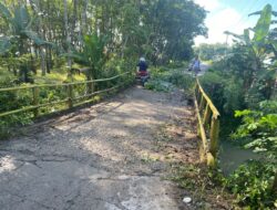 Akibat Cuaca Buruk Serta Tinggi nya Curah Hujan Mengakibat Kan Jembatan Ambrol