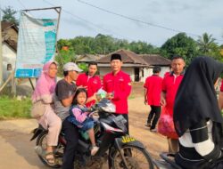 Danuri Ketua DPC PDIP  bersama jajaran  mengadakan berbagi takjil dan bingkisan  THR  di bulan Ramadhan 