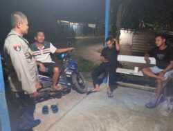 Tingkatkan Keamanan Lingkungan, Polsek Mukok Gelar Patroli Malam dan Sampaikan Pesan Kamtibmas