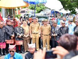 Prosesi Adat Adat Sai Batin Lima Marga Sambut Kedatangan Egi-Syaiful di Kantor Bupati