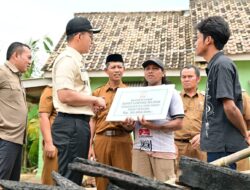 Bupati Egi Serahkan Bantuan Bedah Rumah Pasca Kebakaran di Sidomulyo