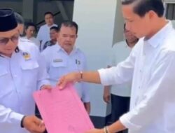 Gusri Pausi, S. Sos., M. A. P Menyerahkan Bus Sekolah Untuk Sekolah PKLK SMPN 36 Kaur & SMPN 35 Kaur