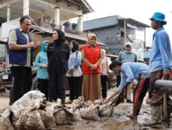 Wulan Mirza Kunjungi Korban Banjir di Panjang, Serahkan Bantuan dan Sampaikan Belasungkawa