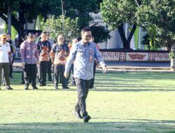 Kepala Dinas Kominfo Gunaido Utama, S.IP., M.H. Pimpin Apel Pagi di Halaman Kantor Pemda Lampung Utara