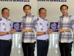 Gusril Pausi, S. Sos., M. A. P & Abdul Hamid, S. Pd. I Menyerahkan Cenderamata Kepada Kepala BPTD Bengkulu