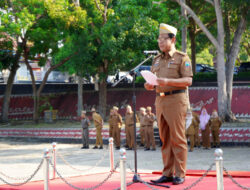 Plt Asisten Bidang Administrasi Umum Memimpin Apel Mingguan di Lapangan Korpri