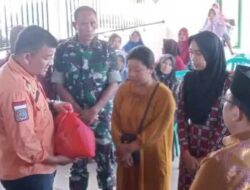 Kepala BPBD Way Kanan, Sufrianto serahkan santunan kepada korban sambaran petir