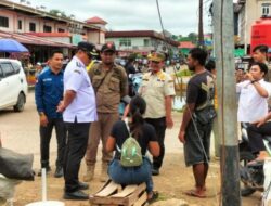 Kecamatan Kapuas Bersama Satpol PP Kabupaten Sanggau Melaksanakan Penertiban Terhadap Pedagang Kaki