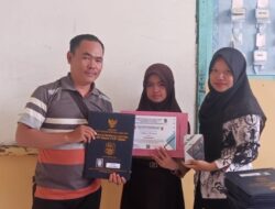 SMPN 01 Waytenong Kab.Lampung Barat Melaksanakan Pembagian Rapor. Kepala Sekolah Beri Apresiasi Siswa Berprestasi