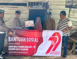 Sambangi Warga, Kapolsek Salurkan Bansos Hari Bhayangkara ke 79 di Blambangan Umpu