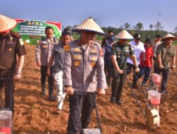 Kapolri Tegaskan Komitmen Polri Dukung Ketahanan Pangan Lewat Penanaman Jagung Serentak di Grobogan