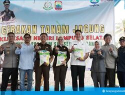 Bupati Lampung Selatan, Radityo Egi Pratama, bersama Kepala Kejaksaan Tinggi (Kajati) Lampung, Danang Suryo Wibowo, menanam benih jagung perdana di Desa Margacatur Kalianda