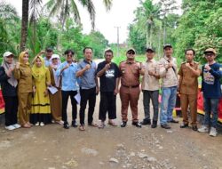 Aksi spontan salah satu warga Desa Karang Raja, Zainudin, yang melakukan pengecatan dan pembersihan jembatan secara sukarela, mendapat apresiasi dari Plt Camat Merbau Mataram, Ricky Randa Belpama