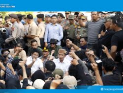 Potret Pemimpin Merakyat: Duduk di Aspal, Bupati Egi Serap Aspirasi Rakyat dengan Hati