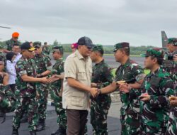 MENHAN RI DAN PANGLIMA TNI TIBA DI KAB. WAY KANAN – DANIDIM 0427/WAY KANAN LAKSANAKAN PENYAMBUTAN DI LANUDAD GATOT SOEBROTO WAY TUBA