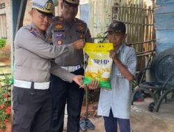 Jumat Berkah, Satlantas Polres Way Kanan Berbagi Sembako Kepada Warga di Umpu Semenguk