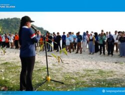 Semangat kebersamaan menyelimuti sore hari di Pantai Minang Rua, Desa Kelawi, Kecamatan Bakauheni