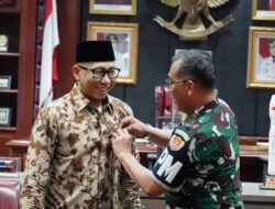 PUSPOM AD Anugerahi Gubernur Rahmat Mirzani Djausal Warga Kehormatan dan Pin Emas Polisi Militer