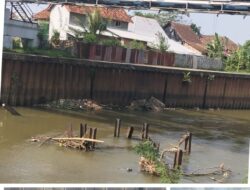 Sisa Proyek Jembatan Rel Kereta Api Di Lampung Utara Masih Tertancap Besi Di Aliran Sungai