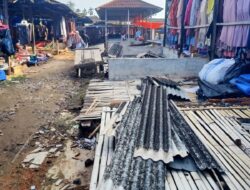 MIRIS, PASAR BARADATU WAYKANAN LAMPUNG SUDAH PEKAN KE EMPAT DARI AMBRUK NYA SALAH SATU LOS PASAR TAK ADA TANGGAPAN DARI INSTANSI TERKAIT 