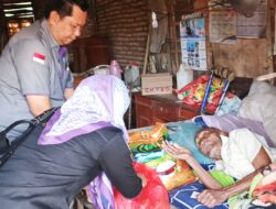 Kakek Natak, 100 Tahun, Hidup Sendirian dan Sakit di Rumah Sederhana, SMSI Way Kanan Beri Bantuan
