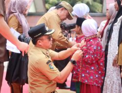 Seragam Gratis Parosil Mabsus dan Mad Hasnurin Menjadi Program Primadona Masyarakat Lampung Barat