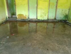 Genangan Air Di Pintu Masuk WC MTSN 1 Sipora Kabupaten Kepulauan Mentawai Ada Pembiaran