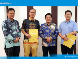 Pemerintah Kabupaten (Pemkab) Lampung Selatan kembali melakukan rotasi jabatan. Bupati Lampung Selatan, Radityo Egi Pratama, melalui Sekretaris Daerah (Sekda) Supriyanto, secara resmi menyerahkan Surat Keputusan (SK) Pelaksana Tugas (Plt) kepada tiga pejabat di lingkungan Pemkab setempat