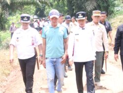 Wabup Romli Turun Langsung Gotong Royong Perbaiki Jalan di Abung Tengah