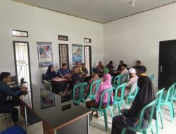 Kawal Penyaluran BLT DD, Bhabinkamtibmas Gencar Sosialisasi Layanan 110 di Balai Kampung Kaliawi Indah