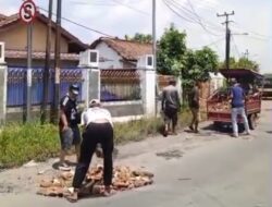 Ironi di Gunung Sugih: Jalan Kota Dibiarkan Rusak, Warga ‘Sindir’ Bupati dengan Aksi Perbaikan Swadaya!