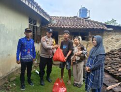 Peduli Sesama, Bhabinkamtibmas Salurkan Bantuan Sembako Kepada Warga di Blambangan Umpu