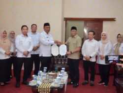 Gubernur Rahmat Mirzani Djausal Serahkan Surat Penugasan Plt. Bupati Lampung Tengah Kepada I Komang Koheri