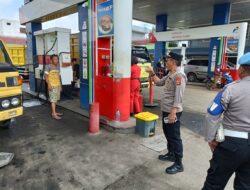 Kapolsek Blambangan Umpu Tertibkan Antrian di SPBU Bumi Ratu