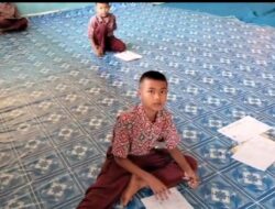 Miris ! Belum Bayar Seragam Sekolah Murid Disuruh Belajar Dilantai