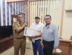 Kadis Kominfo Lampung Ganjar Jationo Terima Penghargaan PPWI: Sinergi Erat Majukan Komunikasi di Daerah