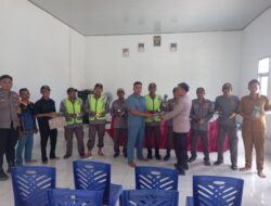 Satbinmas Polres Way Kanan Beri Pembinaan Satkamling di Balai Kampung