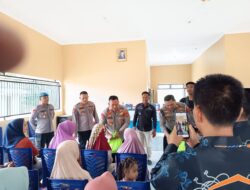 Jumat Berkah di Tanjung Ratu, Kapolres Way Kanan Salurkan Bansos ke Warga