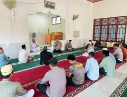 Shalat Berjamaah di Masjid Baitul Mahfud, Kapolres Way Kanan Berikan Himbauan Harkamtibmas dan Sosialisasi Layanan 110