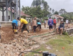 Jelang Bulan Ramadhan, Kanit Binmas dan Warga Gotong Royong di Masjid Al Muhajirin Talang Mangga