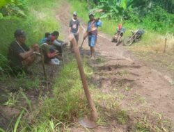 Minimnya Infrastruktur di Sinarjawa, Saat Gotong Royong Warga Sindir Wakil Rakyat Dapil IV