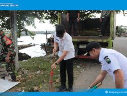 Pemerintah Kabupaten (Pemkab) Lampung Selatan bersama Kodim 0421/Lampung Selatan menggelar karya bakti pembersihan fasilitas umum dan sungai di kawasan Dermaga Bom 