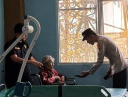 Polres Sanggau Sigap Evakuasi Lansia Terlantar yang Kelaparan Tiga Hari di Pasar Rawa Bangun