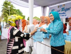Ramadan Penuh Kepedulian, TP PKK dan DWP Provinsi Lampung Kembali Bagikan Takjil di Depan Mahan Agung