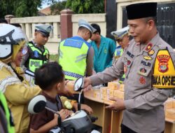 Semarak Ramadhan 1447 H, Polres Way Kanan Berbagi Takjil ke Warga