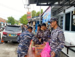 Sebagai Bentuk Keperdulian Pos TNI Al Baubau Menggelar Aksi Sosial Membagikan Paket Takjil Gratis