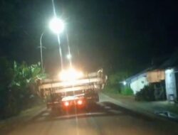 Pengguna Jalan Geram Akibat Trailer “Memakan” Hampir Seluruh Badan Jalan di Tanjung Raja, Ogan Ilir