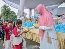 Diguyur Hujan, Aksi Berbagi Takjil TP. PKK dan DWP Provinsi Lampung Tetap Disambut Antusias Warga