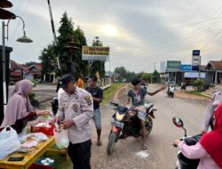 Polsek Pakuan Ratu Berbagi Takjil Jelang Buka Puasa di Depan Mako
