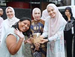Dipimpin Purnama Wulan Sari Mirza, Dekranasda Provinsi Lampung Berbagi 1.500 Takjil di Bulan Ramadan